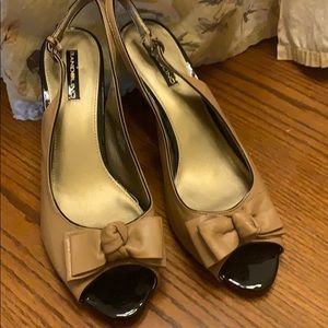 Bandolino tan and black leather heel